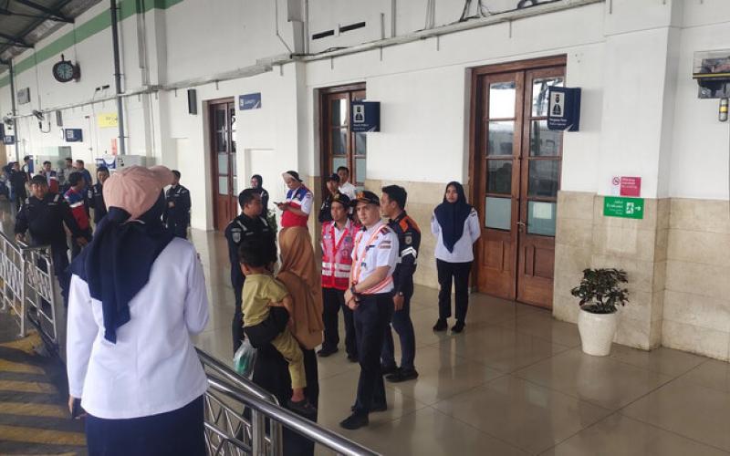 KAI Daop 7 Madiun Layani Penumpang pada Hari Pertama Angkutan Nataru 2025