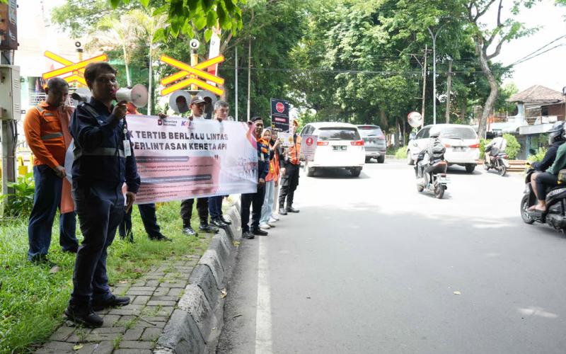 KAI Daop 8 Surabaya dan KAI Properti Gencarkan Sosialisasi Keselamatan di Perlintasan Sebidang Jelang Nataru 2025/2026