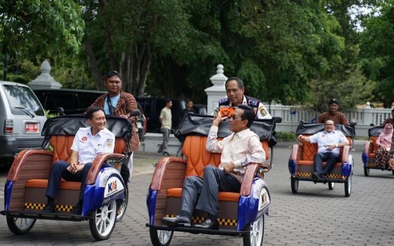 KAI Salurkan Bantuan CSR Becak Listrik kepada Pemerintah Daerah DIY