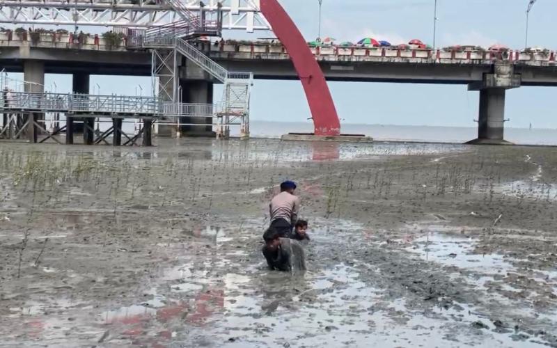 Respons Cepat Dit Polairud Polda Jatim Selamatkan Dua Anak Terjebak Lumpur di Wisata Kenjeran