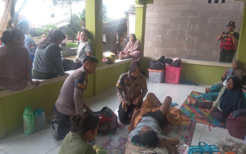 Polri “All Out” Evakuasi, Hadirkan Randurlap dan Patroli Kesehatan Door to Door untuk Korban Banjir Karawang