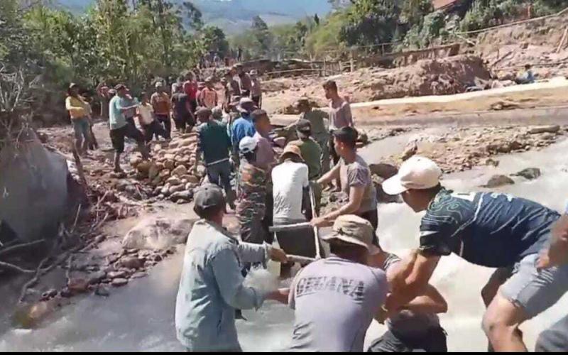 Polri Bersama Warga Bangun Jembatan Darurat Pascabencana di Aceh Tengah