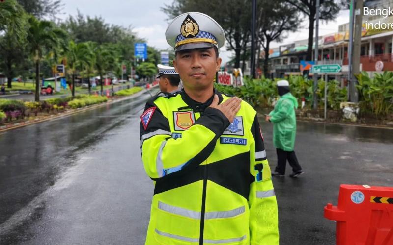 Satgas Kamseltibcarlantas Tetap Laksanakan Pengamanan di Tengah Curah Hujan Tinggi
