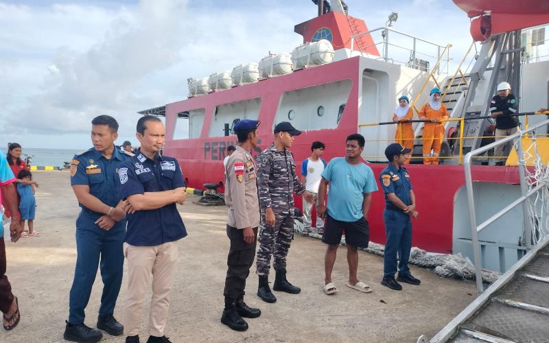 Unit Polairud Polsek Enggano Laksanakan Pengamanan Kedatangan KM Mohammad Husni Thamrin di Pelabuhan Malakoni