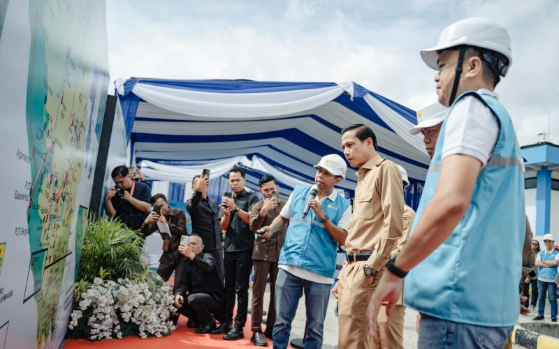 Manager PLN UPP Sumbagsel 2 Adi Saputro memberikan penjelasan terkait peta dan sistem kelistrikan Bengkulu kepada Bupati Kaur Gusril Pausi dalam rangkaian kegiatan seremoni.
