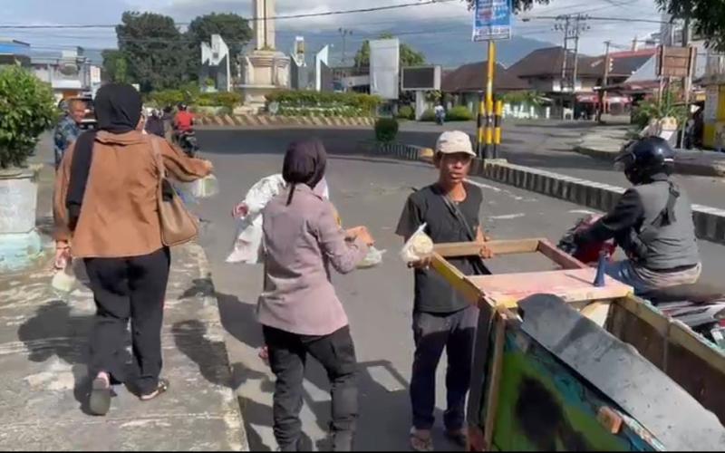 Polres Rejang Lebong Bagikan 150 Paket Takjil di Jumat Berkah Ramadan
