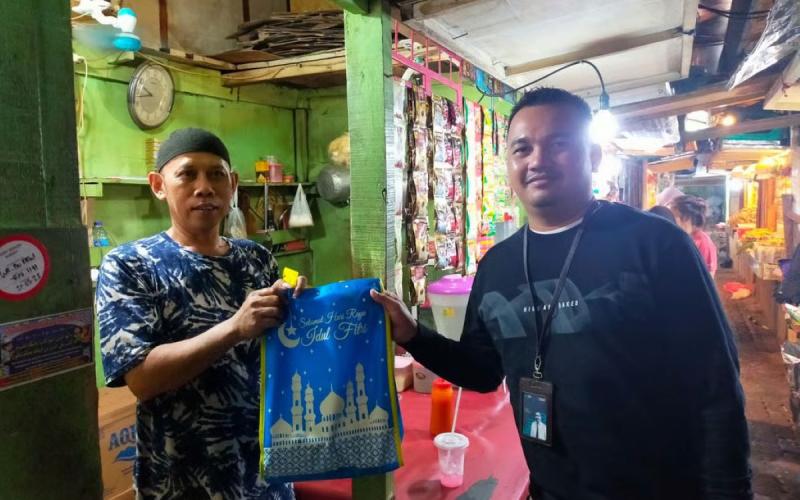 BRI Jakarta Kalimalang Salurkan "Berkah Ramadhan" Bagi Pedagang Pasar Inpres Pondok Bambu
