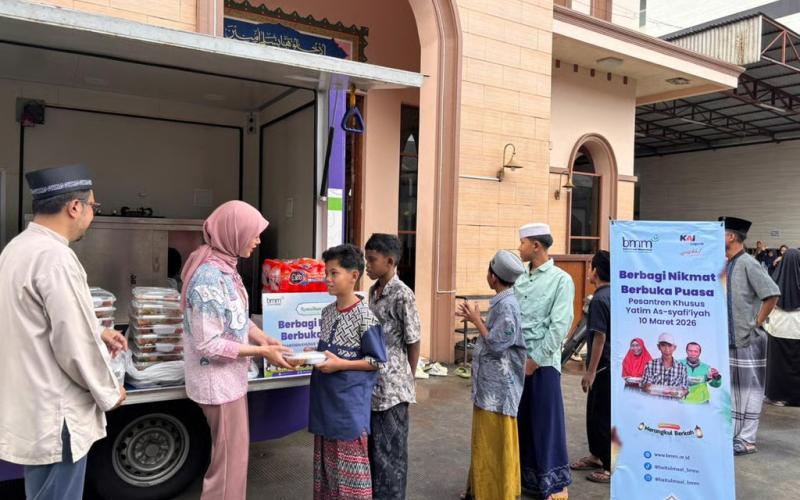 Hangatkan Suasana Ramadan, KAI Logistik Berbagi Ratusan Paket Berbuka Puasa