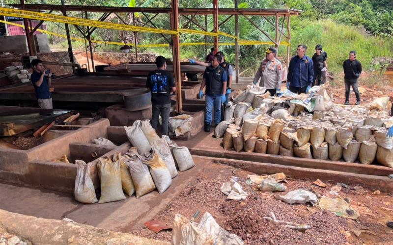 Polri Bongkar Penambangan Ilegal dan Penyelundupan Pasir Timah ke Malaysia, 7 Tersangka Diamankan