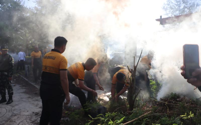 Personel Dit Intelkam Polda Bengkulu Bersihkan Pantai, Dukung Program Gerakan ASRI
