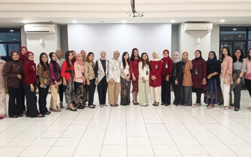 Pekerja BRI Branch Office Kramat Gunakan Pakaian Nasional Terbaik