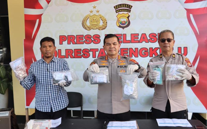 Kapolresta Bengkulu Pimpin Press Release Narkotika, Amankan 7 Orang Tersangka