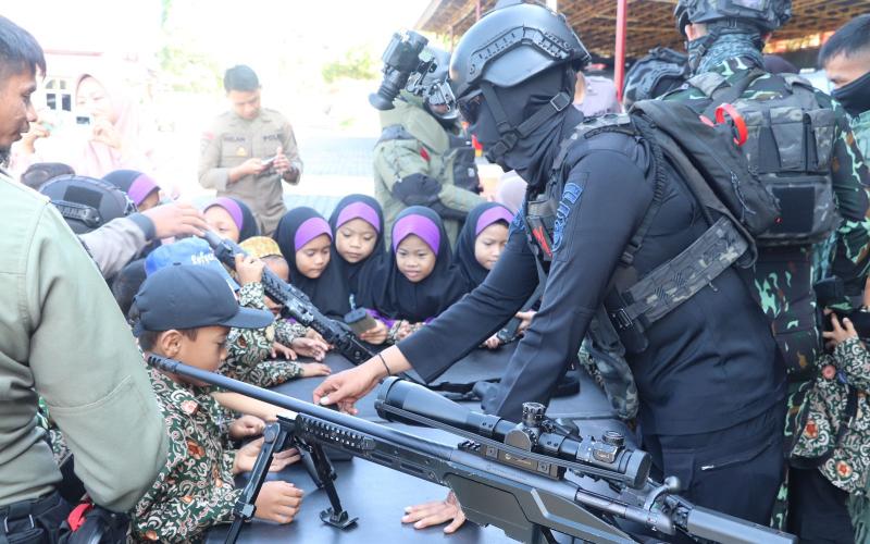 Satbrimobda Polda Bengkulu menerima kunjungan Siswa SD IT Alam Generasi Islam, Kenal Alutsista hingga Nilai Disiplin