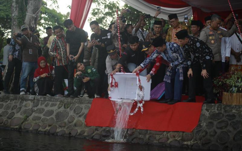 Menag Nasaruddin Umar Implementasikan Ekoteologi di Danau Dendam Tak Sudah Lewat Tabur Benih Ikan dan Pelepasan Burung