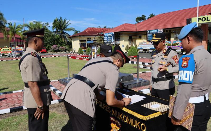 Kapolres Mukomuko Gelar Upacara Serah Terima Jabatan Kasat Reskrim, Kasi Propam, Kapolsek Ipuh dan Kapolsek V Koto