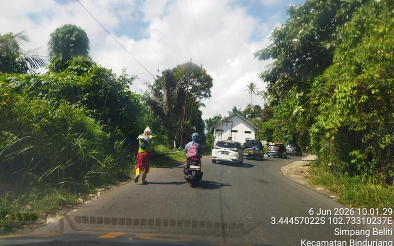 Polsek Sindang Kelingi Laksanakan Pengawalan Pengendara Motor di Jalur Curup–Lubuklinggau