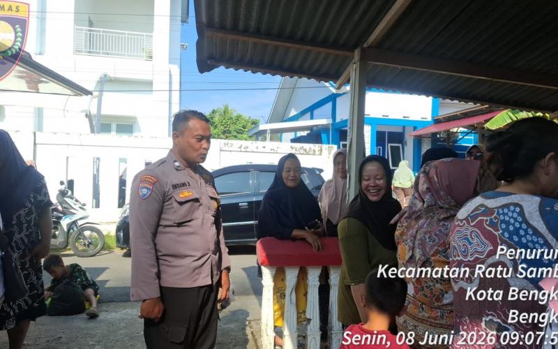 Bhabinkamtibmas Penurunan Sampaikan Pesan Kamtibmas Saat Pengamanan Pasar Murah Bulog
