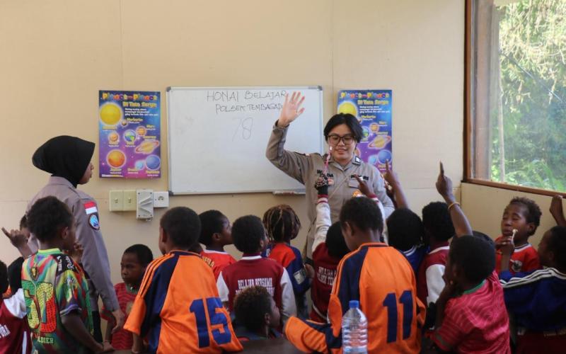Ops Damai Cartenz Kenalkan Dunia dan Tata Surya kepada Anak-anak di Tembagapura, Timika, Papua Tengah