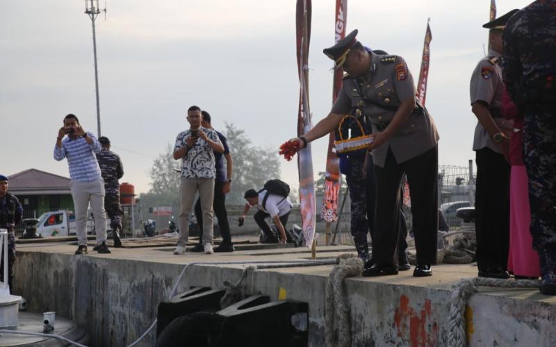 Polda Bengkulu Gelar Upacara Tabur Bunga di Perairan Bengkulu
