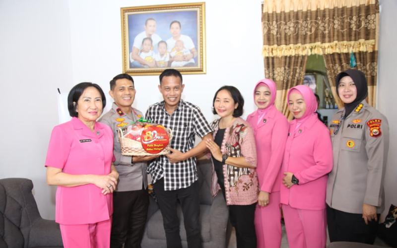 Polda Bengkulu Tebar Kepedulian Melalui Kegiatan Anjangsana kepada Anggota Sakit, Purnawirawan dan Warakawuri