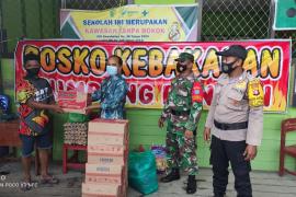 Babinsa Tanjung Pinang Dampingi Distribusi Sembako Korban Kebakaran di Tumbang Rungan  Palangka Raya - Babinsa Tanjung Pinang, Sertu Syarifudin anggota Koramil 1016-01/Pahandut mendampingi penyaluran bantuan sembako kepada warga korban kebakaran