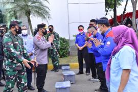 Panglima TNI Marsekal Hadi Tjahjanto dan Kapolri Jenderal Listyo Sigit Prabowo Meninjau Pelaksanaan Vaksinasi Massal