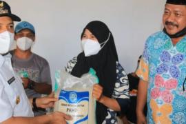 Wawali Bagikan Beras PKH dan Sampaikan Kabar Gembira