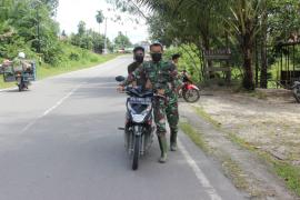 Aksi TNI Satgas TMMD Bantu Dorong Motor Warga Kampuri Yang Mogok di Tengah Jalan