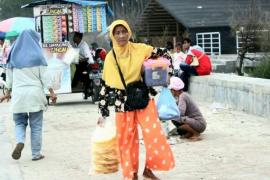 Perjuangan Di Usia Senja, Nenek Supiah Si Tulang Punggung Keluarga Menggali Rezeki Dipinggiran Pantai