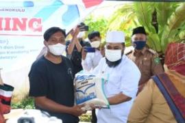 Unik, Helmi Hasan Bagi Beras 10 Kg Lebih Sebutir ke Warga, Seperti Apa Bentuknya?