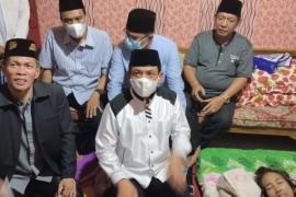 Wawali Besuk Warga Sakit dan Langsung Diantar ke RSHD