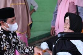 Jumat Berkah, Wawali Serahkan Kursi Roda kepada 2 Lansia