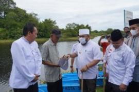 Bagi-bagi Perahu, Helmi Hasan Buat Nelayan Danau Dendam Tak Sudah Sumringah