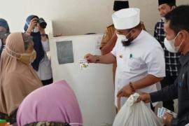 Asik !! Helmi – Dedy Bagi-Bagi Kupon Isi Ulang Gas Melon Gratis Untuk Warga