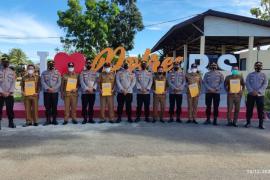 Apresiasi Pencapaian Vaksin, Kapolres BS Ganjar 6 Kades Dengan Piagam Penghargaan