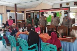 Vaksinasi Massal Covid 19 Kapolsek Cepiring Turut Lakukan Monitoring Kegiatan