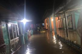 Patroli Wilayah Banjir, Polres Lebong Evakuasi Warga