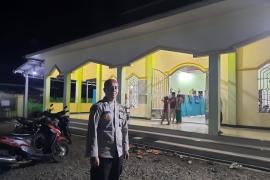Personel Polsek Air Besi Lakukan Pengamanan Salat Tarawih