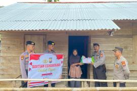 Janda dan Lansia Terima Bansos dari Polres Kaur