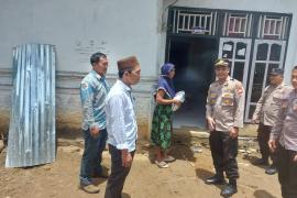 IRT Warga Desa Tanjung Ganti Terima Bansos dari Polsek Maje