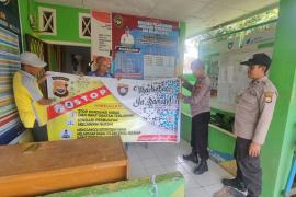 Polres BS Serahkan Spanduk Imbauan Kepada Kades Batu Lambang