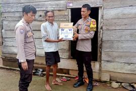 Pak Widarman Terima Bansos dari Polsek Padang Guci Hulu