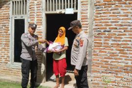 Polsek Maje Salurkan Bansos kepada Warga Desa Arga Mulya