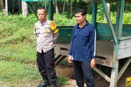 Bhabinkamtibmas Desa Suka Nanti Ajak Warga Binaannya untuk Mengaktifan Pos Kamling.