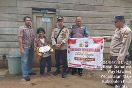 Lansia Kurang Mampu Terima Bansos dari Polsek Maje