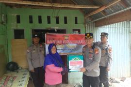 Warga Kurang Mampu Terima Bansos dari Polsek Gading Cempaka