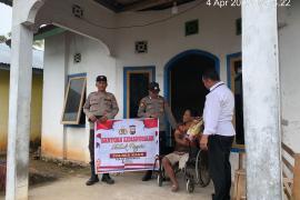 Sakit Menahun, Bapak Lamarhan Terima Bansos dari Polsek Kaur Tengah