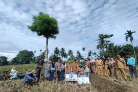 Pastikan Pembangunan Desa Sesuai Aturan Kapolsek Kerkap Turun Kelapangan.