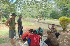 Dukung Ketahanan Pangan Bhabinkamtibmas Polsek Padang Jaya Sambangi Peternak Ikan