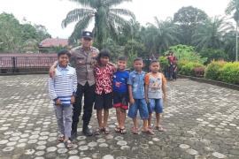 Polisi Sebagai Sahabat Anak, Bhabinkamtibmas Polsek Ketahun Melakukan Sambang 